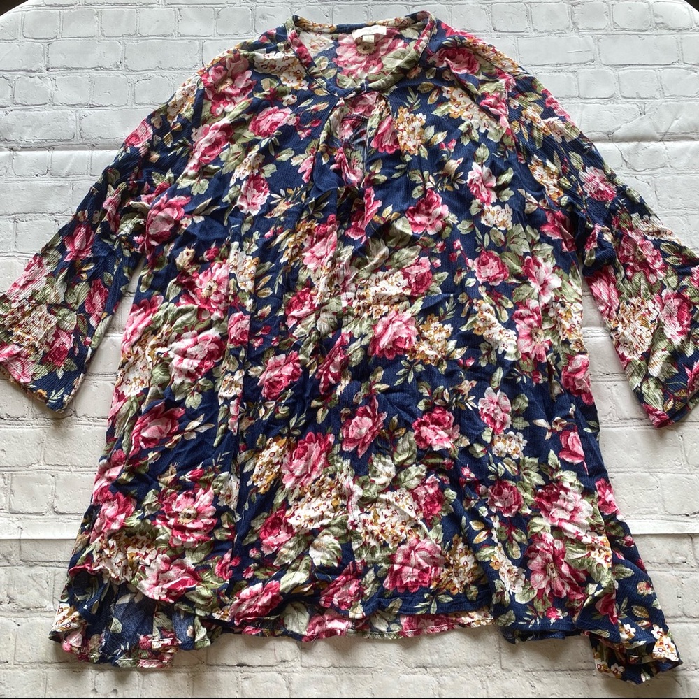 Umgee Flowy High-Low Floral Keyhole Detail Blouse